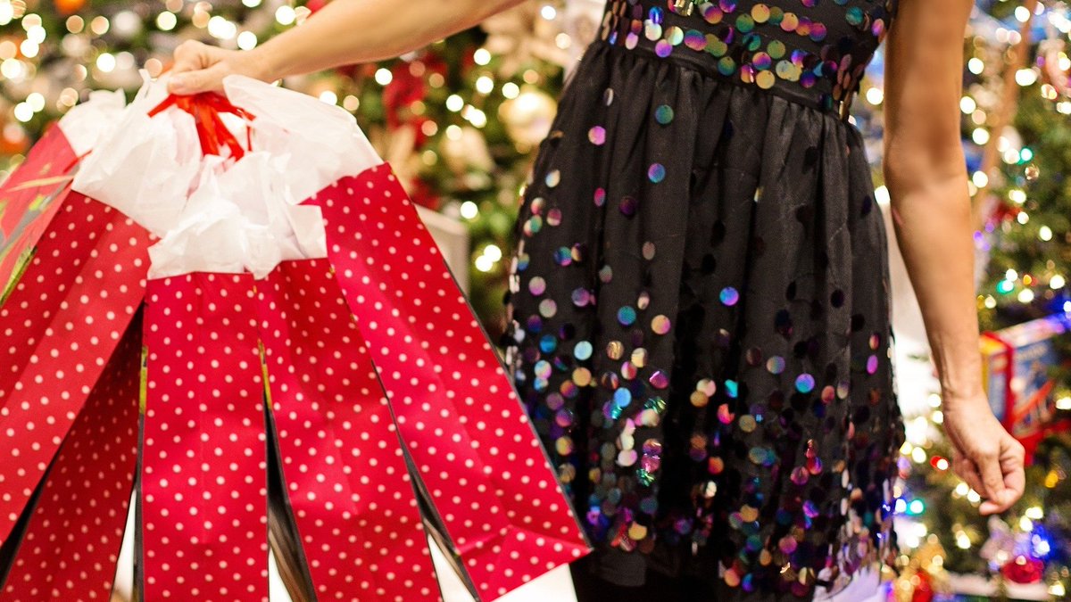 Between now and Christmas, stores in Athlone Towncentre will be extending their opening hours to give you more time to shop!

Individual store hours will vary. You can find this week's opening hours for all stores here:
athlonetowncentre.com/stores/

#athlone #shoplocalathlone