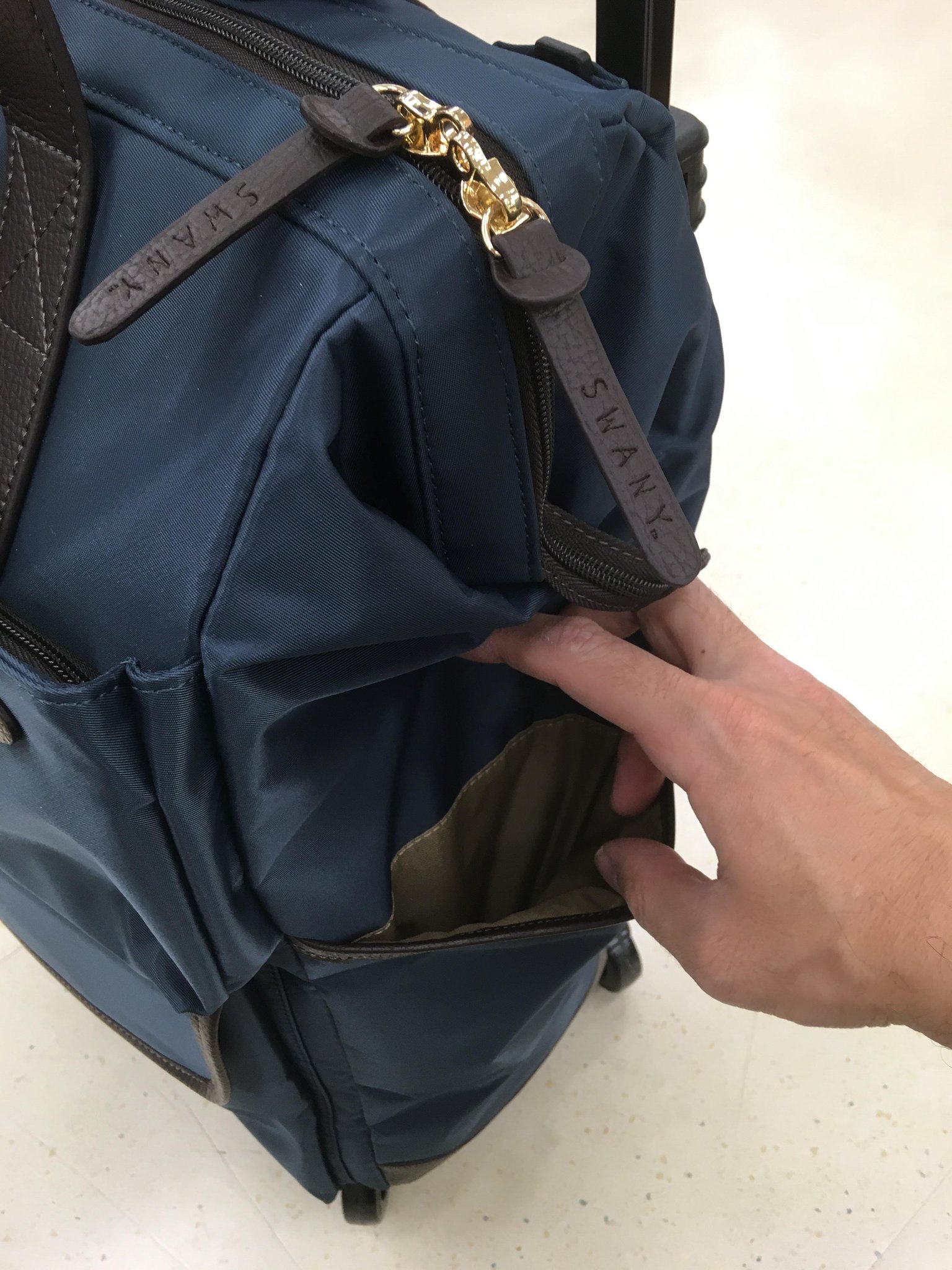 東急ハンズ渋谷店 軽量かつ丈夫なキャリーバッグです ワンタッチでキャスターを固定できるのでバス等の移動時でも安心 キャスターの動きもスムーズでお買い物が楽になりそうですね スワニー カルポ スワニー カルポ 23l 24 0円 税込 東急ハンズ渋谷店 軽量かつ丈夫なキャリーバッグです ワンタッチでキャスターを固定できるのでバス等の移動時でも安心 キャスターの動きもスムーズでお買い物が楽になりそうですね スワニー カルポ スワニー カルポ 23l 24 0円 税込