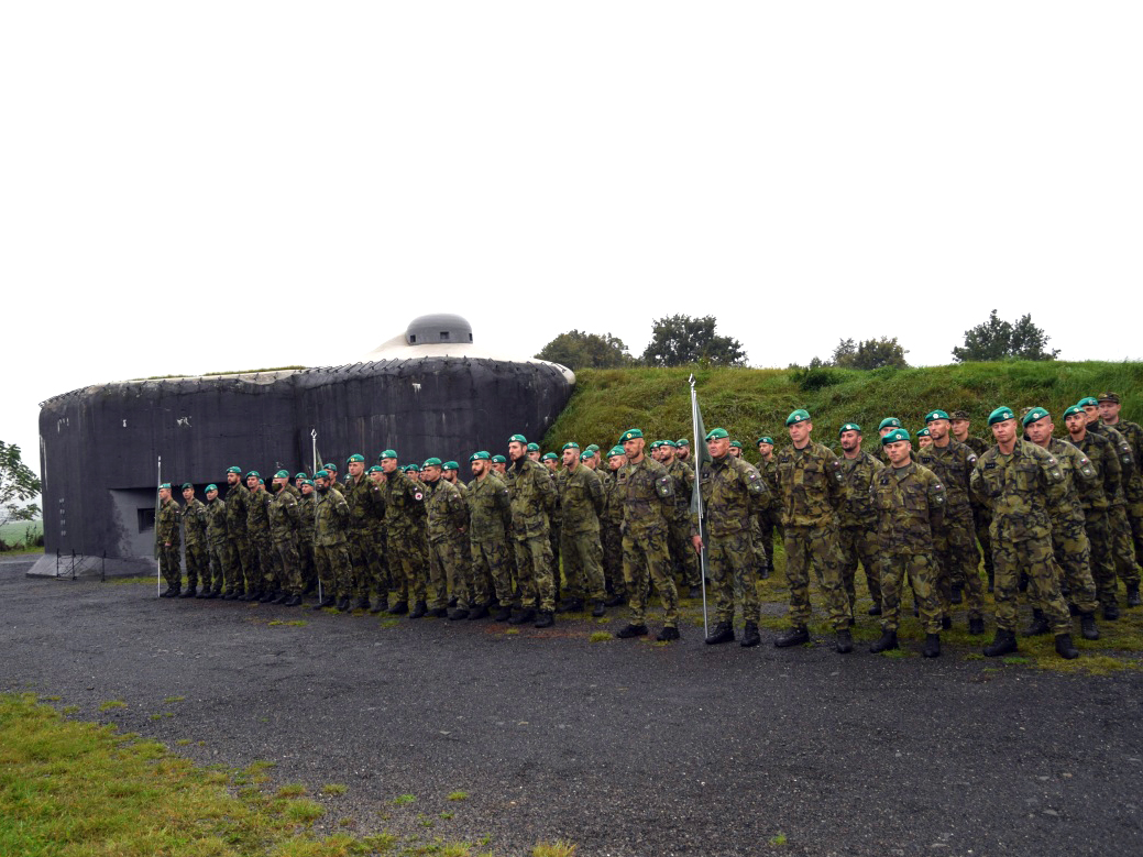 ObranaTweetuje's tweet image. 2. příběh z cyklu #Tydensolidarity nás přivede do Hranic.

🤝48 vojáků ze #71mpr se zapojilo do štafetového Běhu pro válečné veterány. Celkem uběhli 512 km po pohraničních opevněních u polského pohraničí. 

Útvar vyběhal do #Vojenskéhofondu 30 000 Kč.

👉 mocr.army.cz/informacni-ser…