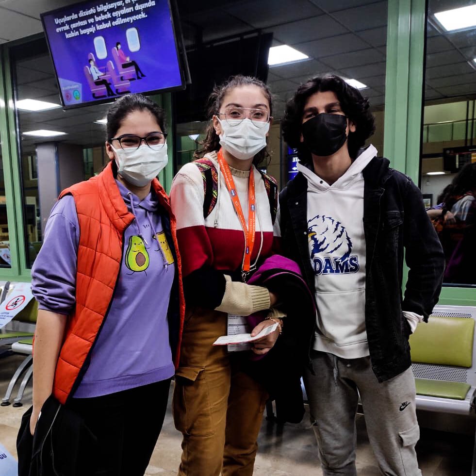 AFSTurkiye's tweet image. 3 aylık programımızla ülkemizde konuk olan Akisha ve Lucia, biriktirdikleri anılarla birlikte ülkelerine döndü. Öğrencilerimiz artık hem hayatları boyu unutamayacakları kültürlerarası bir deneyime hem de onlara kucak açan ikinci bir aileye sahip 👨‍👩‍👧 

#afseffect #afsturkey