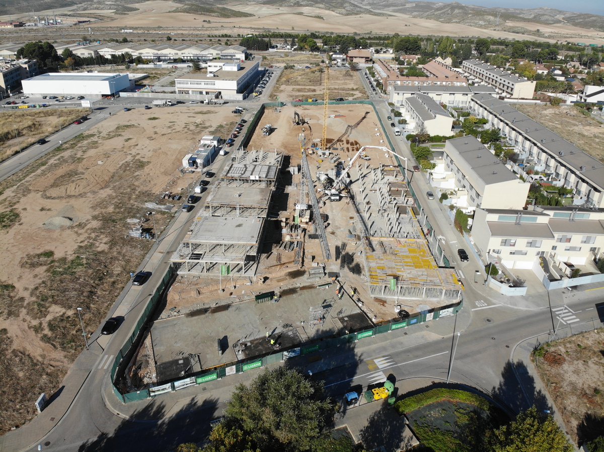 🏗️Las obras de #SotodelaAbadía siguen avanzando. Estas 40 unifamiliares 🏡en Cuarte de Huerva aúnan amplitud y luminosidad ☀️.

▪️Eliminación de puentes térmicos
▪️Gran envolvente (SATE)
▪️Suelo radiante
▪️Aerotermia individual
▪️Ventilación mecánica con recuperador de calor