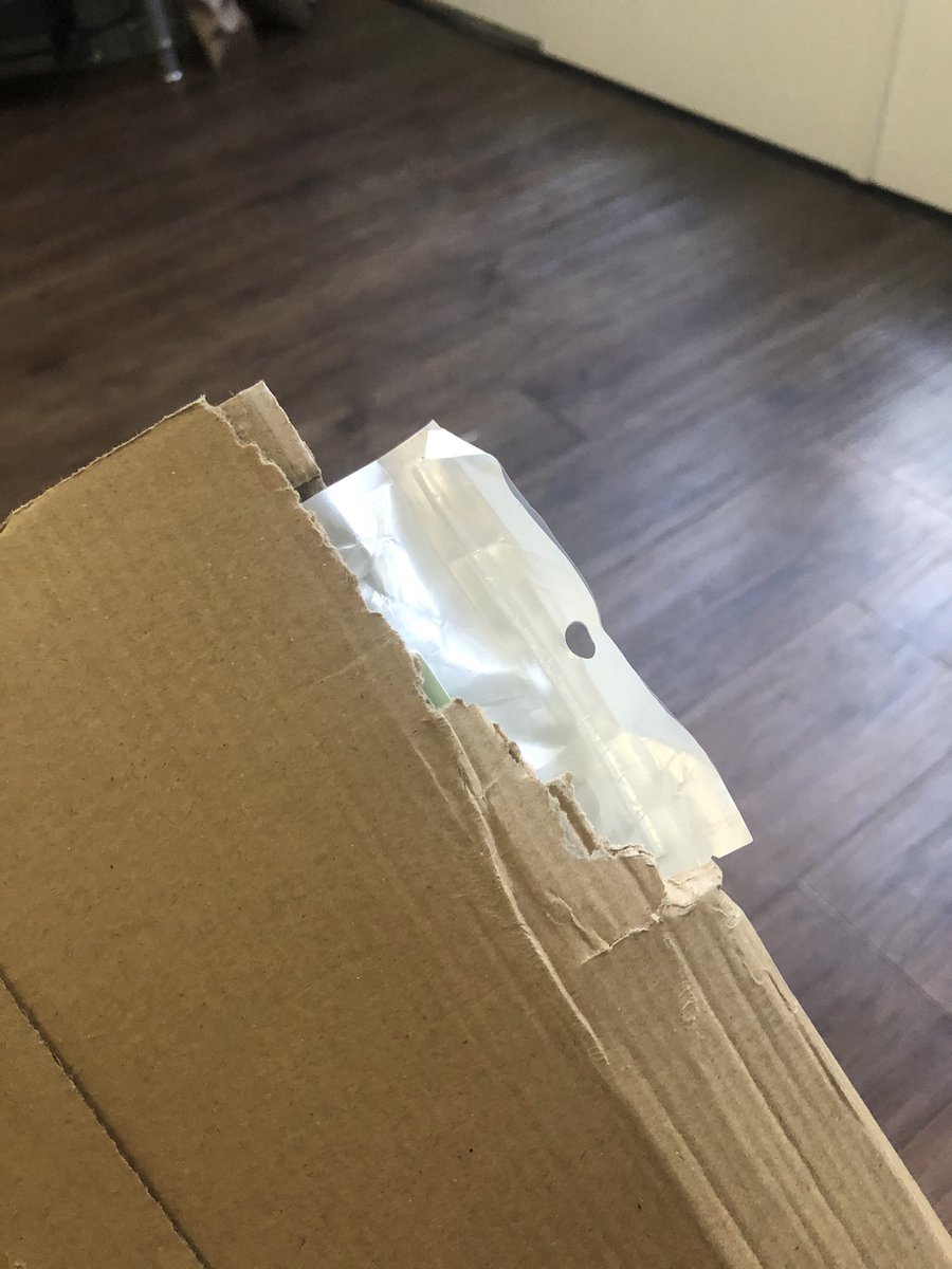 Mercy_Eade's tweet photo. @AmazonHelp just had a packed delivered to me like this! Not impressed at all. https://t.co/31CckpdMOp