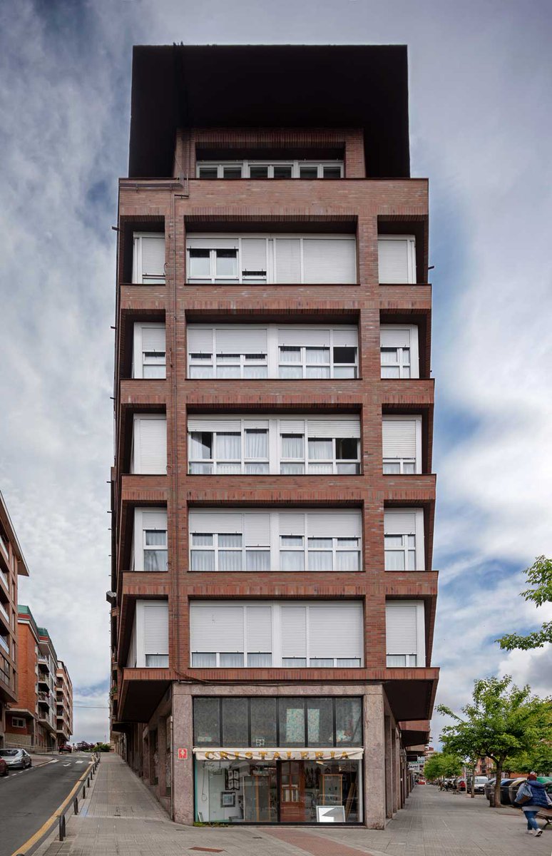 codenor's tweet photo. 🏠✨ Fachada de #rehabilitaciónEnergética de #Sto con plaqueta cerámica en Euskal Herria 26, #Algorta.
🤝 Ayudas del @IDAEenergia por valor de 126.746,22 euros a fondo perdido y financiación gratuita.
📐 A54 arquitectos – Eugenio de la Torre.

#Codenor #Construcción #Arquitectura https://t.co/jaibpbvSWZ