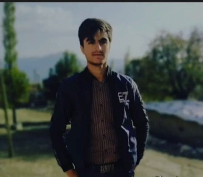 FerhatEncu's tweet photo. Dün gece Hakkari’nin Derecik ilçesine bağlı Birox köyünde askerlerce açılan ateş sonucu 18 yaşındaki Özcan Erbaş katledildi.  Bazen topluca, Roboski’de olduğu gibi bazen tek tek öldürüyorlar. Cezasızlık yeni katliamlar, ölümler getirmeye devam ediyor.
#ÖzcanErbaş https://t.co/ntLh54N6Kj