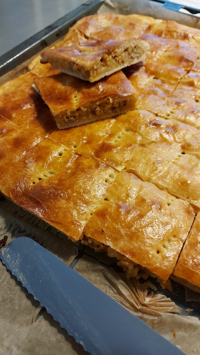 jaana_kaki's tweet photo. Eilen tehdystä lihapiirakasta jäi täytettä yli niin täytin sillä tänään salaattia, lisäksi jalapenoa ja avokadoa 😋 Mahtava #uutuus #pirkkaparhaat #rapea #pikkusalaatti https://t.co/tygsdNXntP