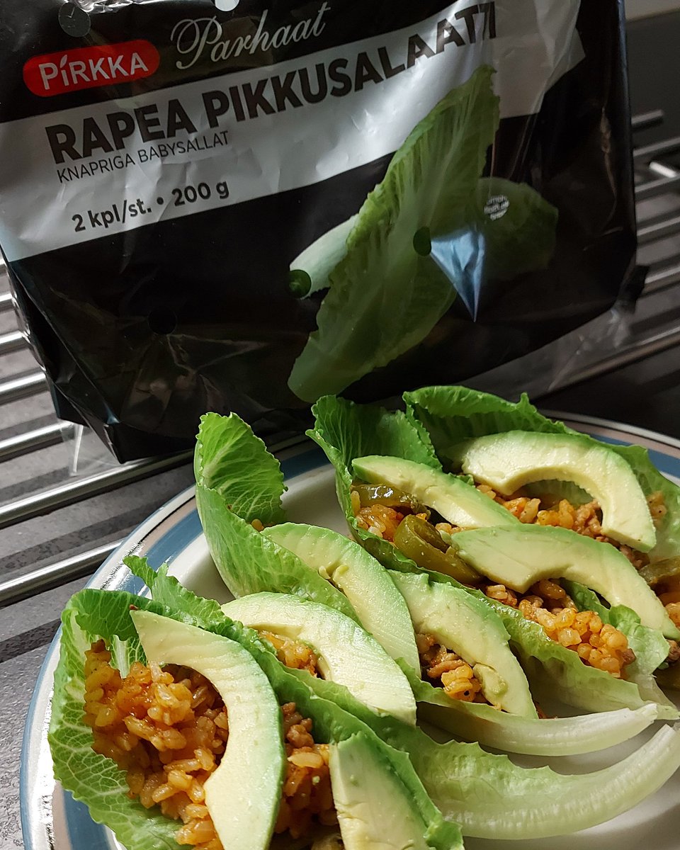 jaana_kaki's tweet photo. Eilen tehdystä lihapiirakasta jäi täytettä yli niin täytin sillä tänään salaattia, lisäksi jalapenoa ja avokadoa 😋 Mahtava #uutuus #pirkkaparhaat #rapea #pikkusalaatti https://t.co/tygsdNXntP