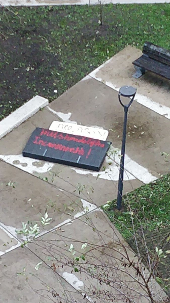 BurckRuben's tweet photo. @AmsterdamNL gemeentewerkers dumpen nu afval in onze binnentuin, inclusief beledigingen in rode verf. Ik vind dit niet netjes. Is dit de bedoeling? https://t.co/aQvxD6w6hZ