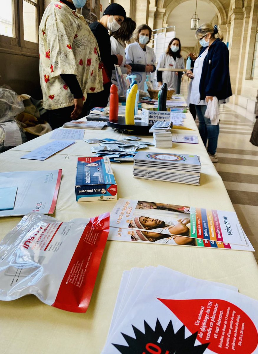 [#AidsDay2020] Les équipes du département d’infectiologie @HopLariboisiere @APHP, le CeGIDD de Fernand-Widal et l’association @assoAIDES sont en place ! 🤗 🔎 Au programme : prévention, dépistage et traitement du #VIH #PreP #TROD !