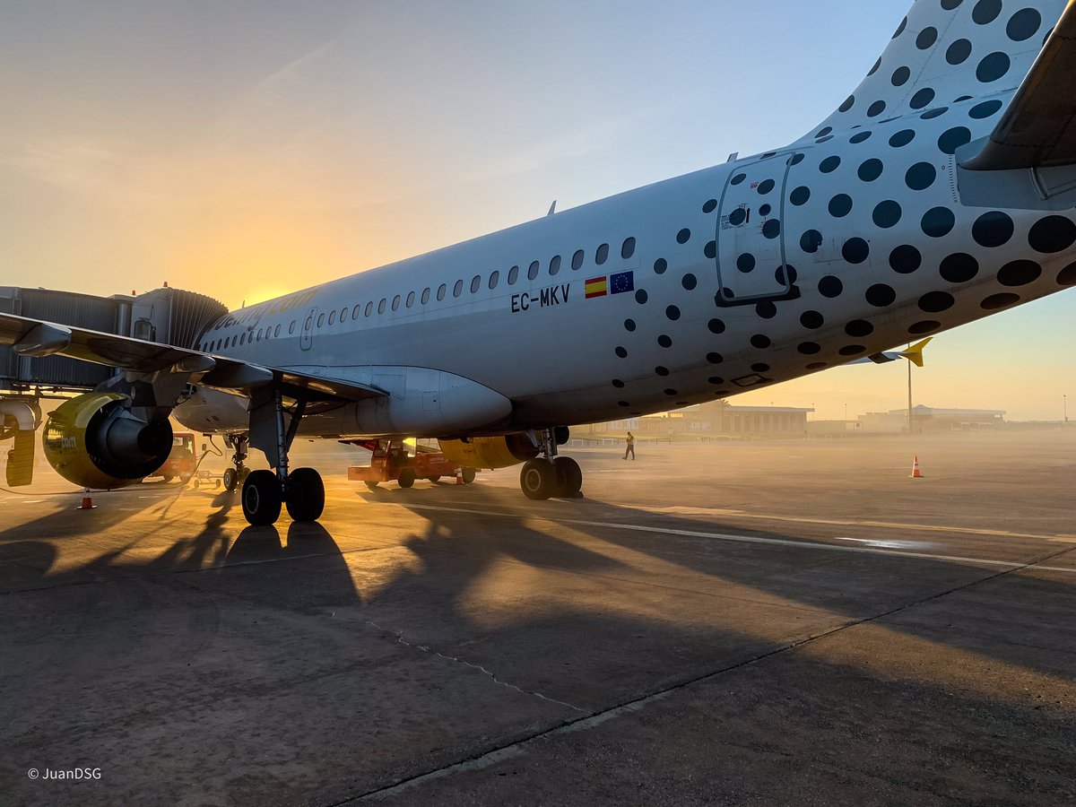 juandsg's tweet photo. Poco a poco va saliendo el sol, por detrás de nuestro avión, produciendo este interesante efecto de contraluz cálido. #Menorca #Baleares @vueling @controladores @jmanatol #A319 https://t.co/JRTK5v9PZY