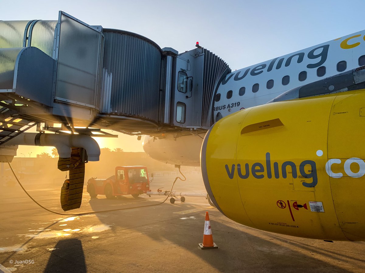 juandsg's tweet photo. Poco a poco va saliendo el sol, por detrás de nuestro avión, produciendo este interesante efecto de contraluz cálido. #Menorca #Baleares @vueling @controladores @jmanatol #A319 https://t.co/JRTK5v9PZY