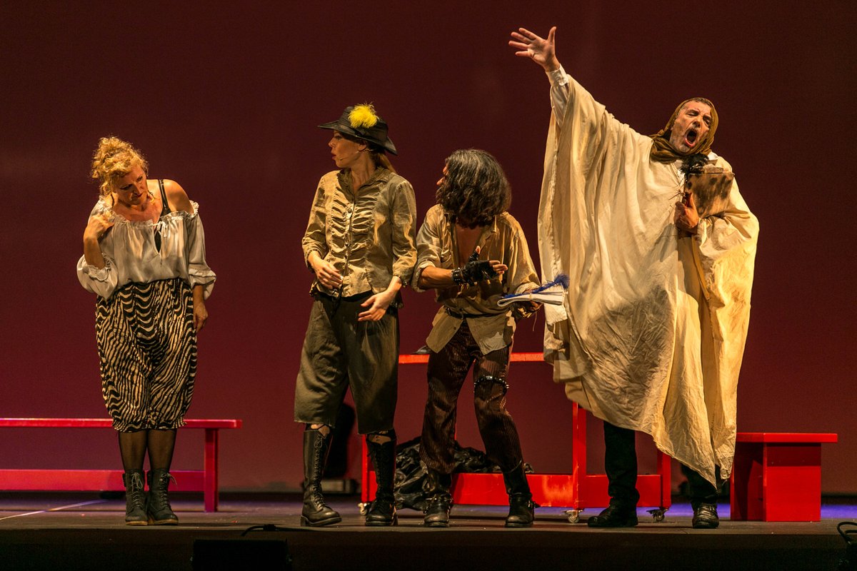 #GloriaAlbalate, #AgnesKiraly, #CríspuloCabezas, #JuanAlbertoLópez.Toledo, mesón de la Sevillana. «Que es poeta grulla, que siempre está en vela y halla consonantes a cualquier hora de la noche y de la madrugada» #ElDiabloCojuelo #TrancoIV #LuisVélezDeGuevara #Zaragoza