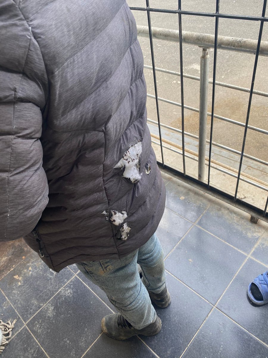 MalikliHafiz's tweet photo. Nov 10 - The War stopped.
Nov 22 - An ambulance carrying humanitarian aid accidentally crossed 🇦🇲 🇦🇿  border. 4 civilians members were shot.
Nov 30 - 50 years old ambulance driver’s corpse was returned to Azerbaijan with dismembered limbs and crushed head.
#ArmenianTerrorAfterWar https://t.co/VgfthMlZaS