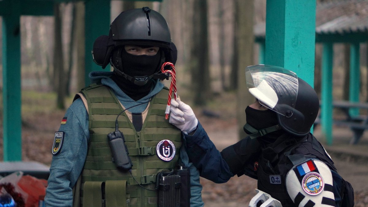 Когда у друга уже новогоднее настроение, а ты — Jäger...

С первым днем зимы! ❄

Doc 🍭 gustave_katebb | IG 
Jäger 🙄 <a href="/kiRsaNbI4/">Биполярник Фрешвикович</a> 

#Ubisoft #RainbowSixSiege
