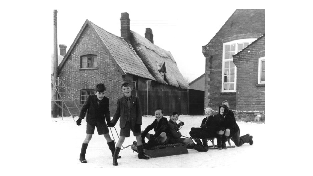 It's #ArchiveAdventCalendar day 1 & the theme is #snow - these lads playing in Pulham St Mary were captured by Peter Lange in the 1950s, from our @PictureNorfolk collection. They're in front of the school, which you may recognise as @PennoyerCentre today.

@ARAUK_IE @ARAScot