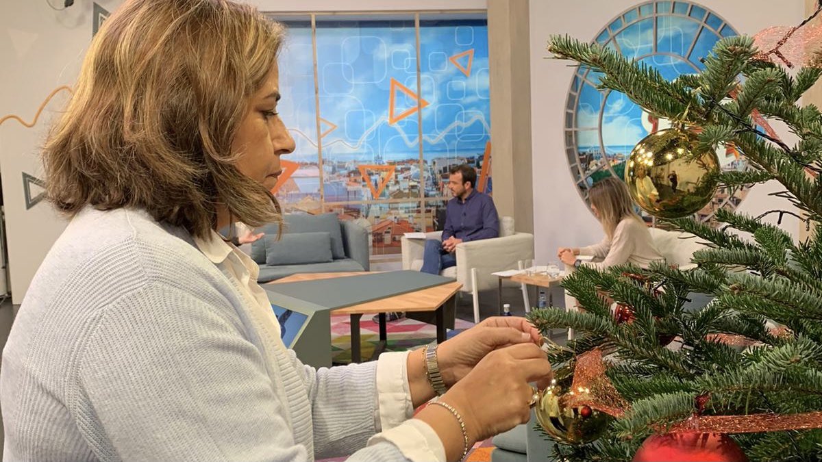 fetamidatv's tweet photo. 🤩 Mentre anem fent el programa, la Rosa @HomeandOrder i la Lluïsa @lluisaespin66 van decorant l'arbre de #Nadal  

🎄 Al final farem l'encesa de llums i veurem el resultat!

Queda't amb nosaltres!! 

👇🏻

#bentrobats #EliaGarden @NewHomeBCN 

▶️ https://t.co/2Pf206pirU https://t.co/AyIVGDvNC9