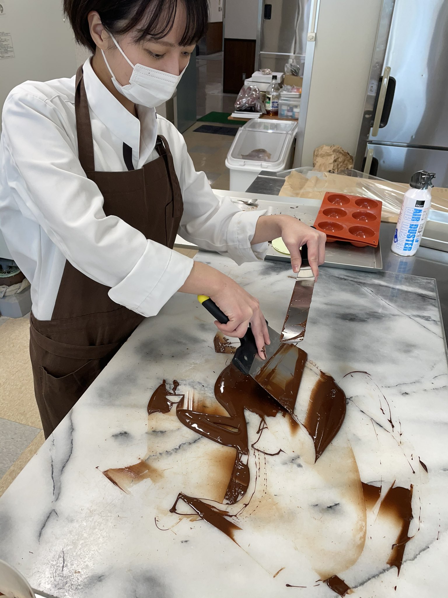 札幌観光ブライダル 製菓専門学校 ショコラティエを目指す1年生の山﨑さん 放課後の時間を使って個人的にショコラの勉強をしてます どんな作品を作るのか乞うご期待 Skb Conf Dept 札幌観光ブライダル 製菓専門学校 製菓学科 チョコレート