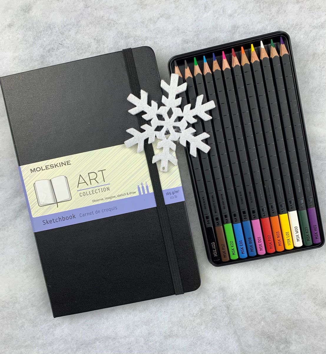 BOOKSetc_online's tweet image. 𝑪𝒉𝒓𝒊𝒔𝒕𝒎𝒂𝒔 𝑨𝒅𝒗𝒆𝒏𝒕-𝑫𝒂𝒚 1

We're giving away 2 bundles of the Moleskine Sketching Kit, which includes a Large Sketchbook and 12 Coloured Pencils.

Simply RT/follow to enter

bit.ly/2HZI7l4 courtesy of @moleskine 

#ChristmasIsComing