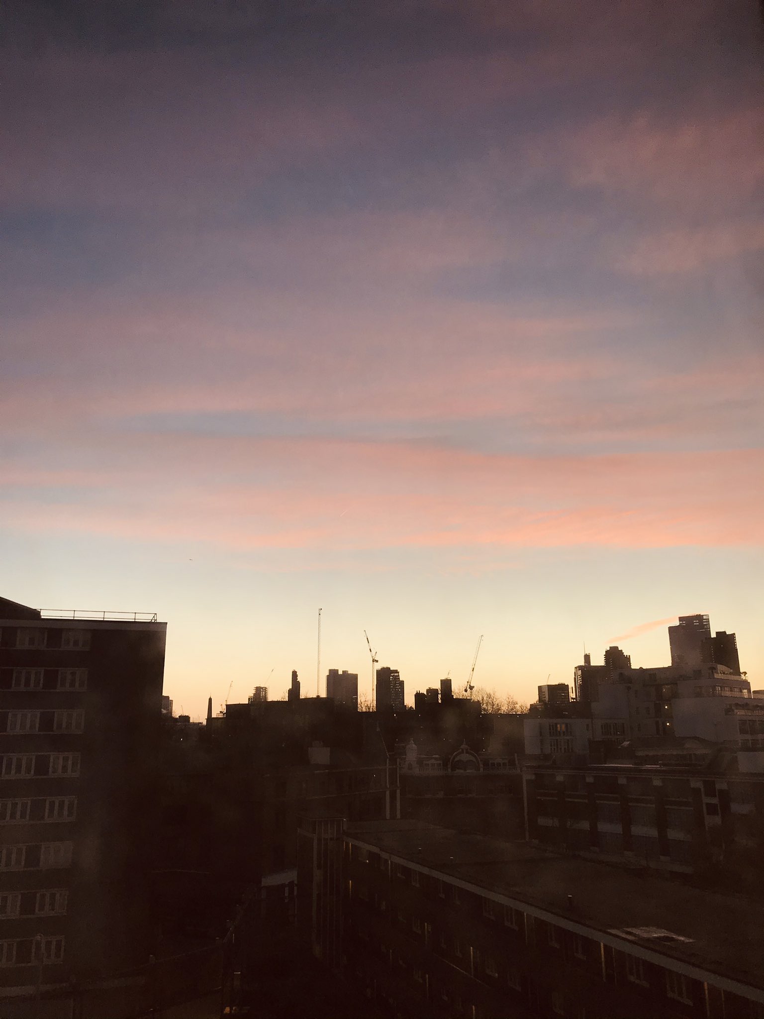 Maki Nishikawa ロンドンは久しぶりの晴れ 目を開けて1日の最初の景色がコレだと気分が上がります 実際はもっと綺麗 おはようございます ロンドン 今日は霧じゃない いい天気 T Co Zufaedaqle Twitter