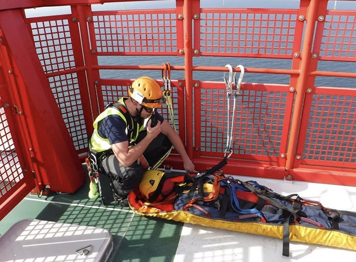 HFRSolutionsCIC's tweet photo. ⛑🚨Tricky rescue this ⛑🚨Rescuers demonstrated their ability to treat, package, and rescue the injured party up, and transfer onto the helideck ready for search &amp; rescue extraction. #offshore #rescue #firstaidresponse https://t.co/xx7HMXEwer