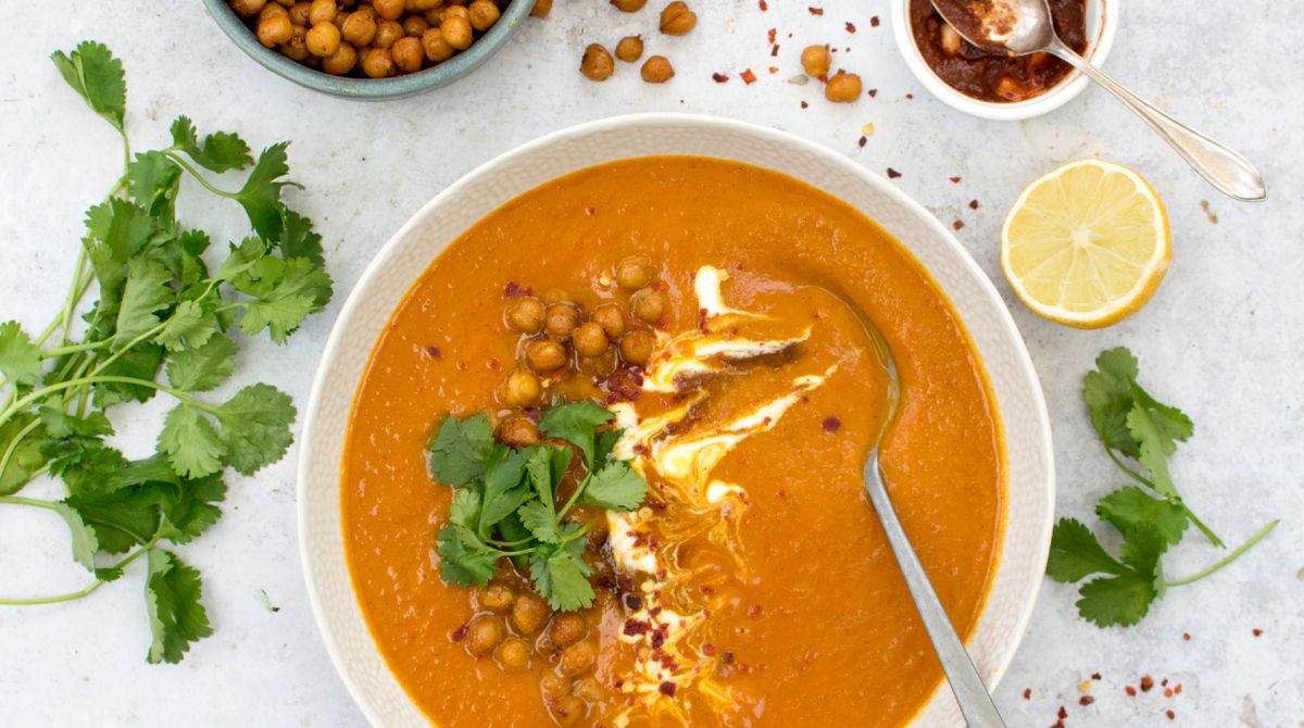 Cette soupe marocaine aux patates douces est servie avec des pois chiches, de l’harissa, de la coriandre et du yaourt ou crème végétal(e) 😋 Assaisonnée d’un délicieux mélange d’épices, c’est une recette rapide et facile à réaliser 👉 buff.ly/3qefWzX

#mangermieux #vegan