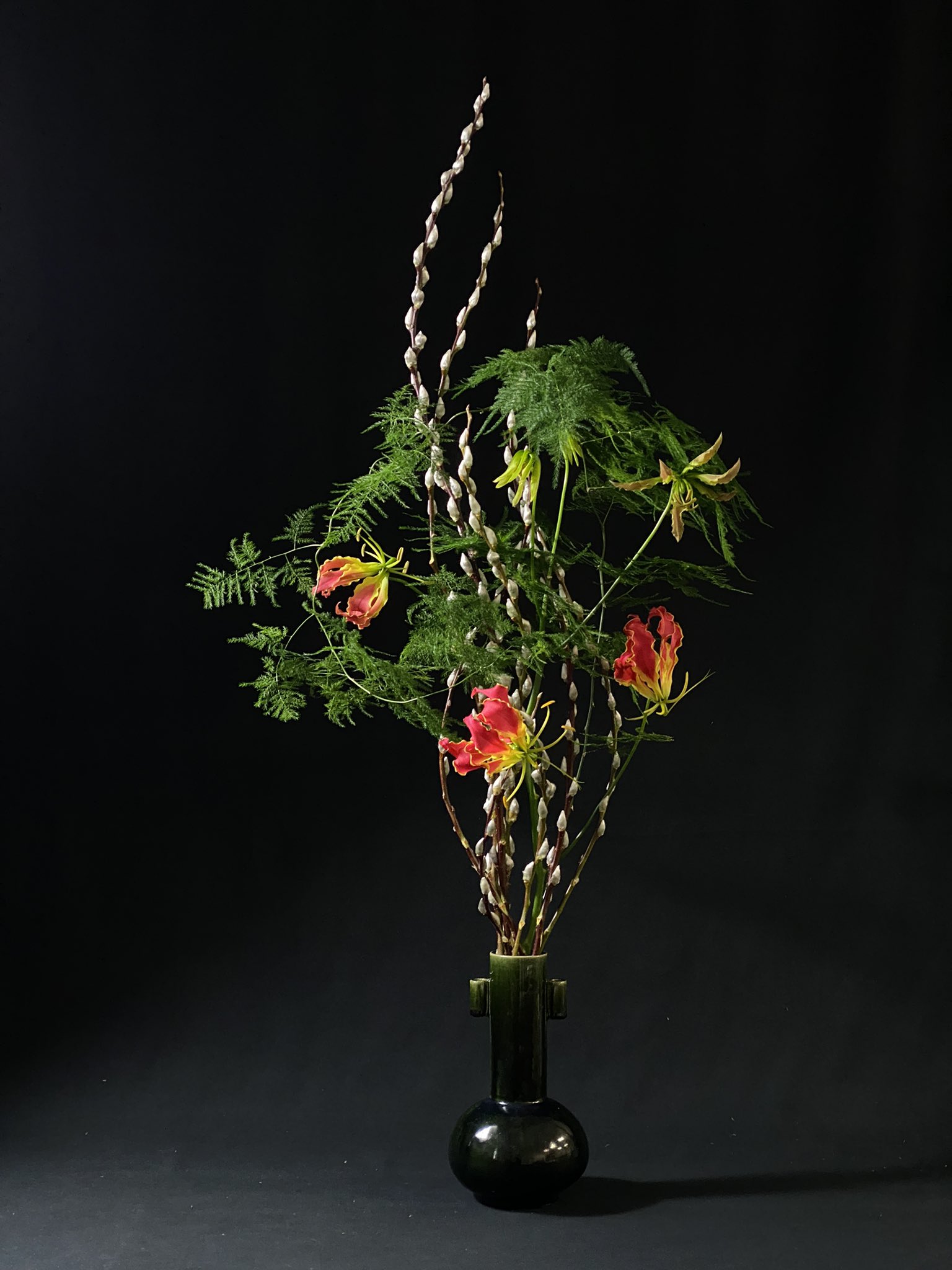 華道家 大塚理航 Pa Twitter 導 しるべ Gather For Guidance 花材 赤芽柳 グロリオサ アスパラガス 器 織部花入れ 作 大塚理司 いけばな 生け花 Ikebana 花 Flower 花のある暮らし T Co Pkuieyas8z Twitter