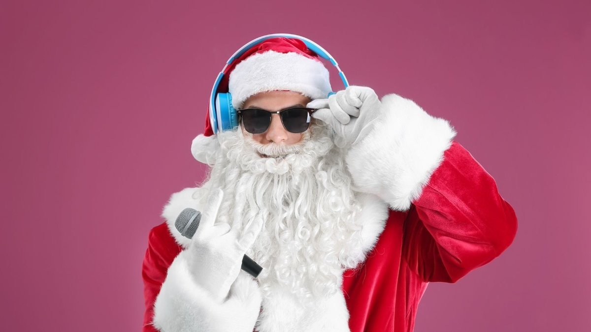 дед поет. поющий санта. дед мороз с микрофоном. дед мороз петь. крутой дед мороз.