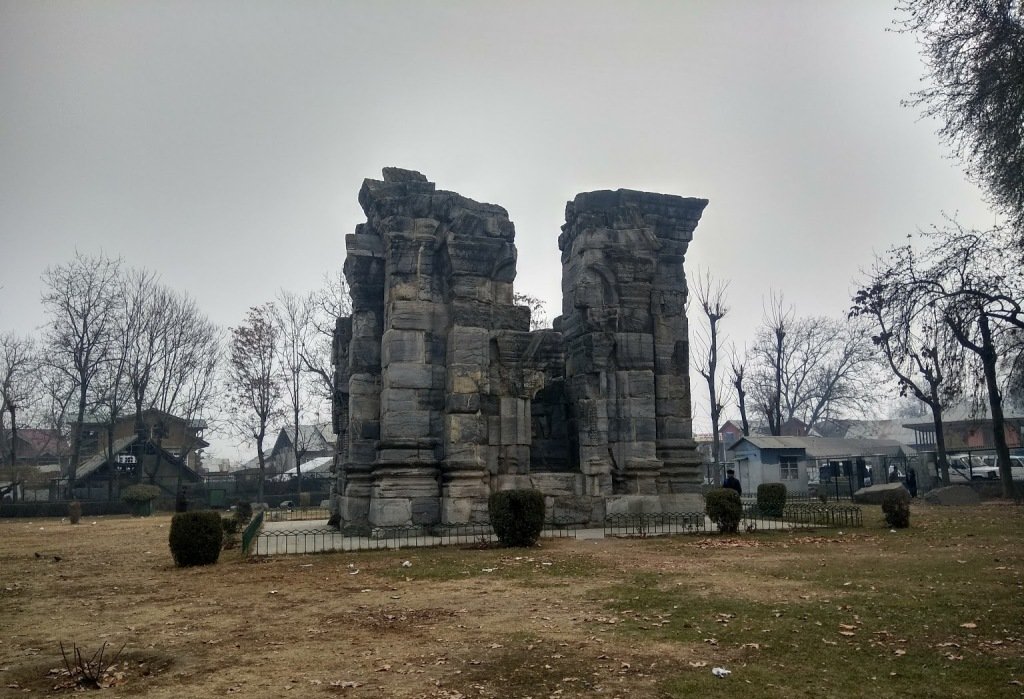  #KashyapKaKashmir Though lying in adilapidated condition, it still holds the aura to be considered one of the most prominent sites of Hindu faith in Kashmir. The exemplary integrating of intricately sculpted carving across its interior walls give the illusion of recent work.