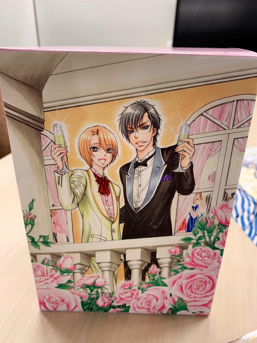 ciel_kadokawa's tweet photo. 本日発売の「完全版 LOVE STAGE!! 」3巻は、アニメイト様限定の収納BOX付きも発売中です！3巻分がすっぽり入る可愛いBOX💕分厚い！

また、全巻購入特典としてビジュアルボードもあり！ぜひチェックください✨ https://t.co/vWMLZAQr8T