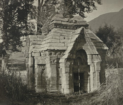  #KashyapKaKashmirThe Pandrethan Temple:Located just 6km from the city of Srinagar, the Pandrethan temple is a testament to Kashmiri architectural mastery. The temple’s domed roof is carved from a single rock, and its walls and ceilings are adorned with impressive designs and