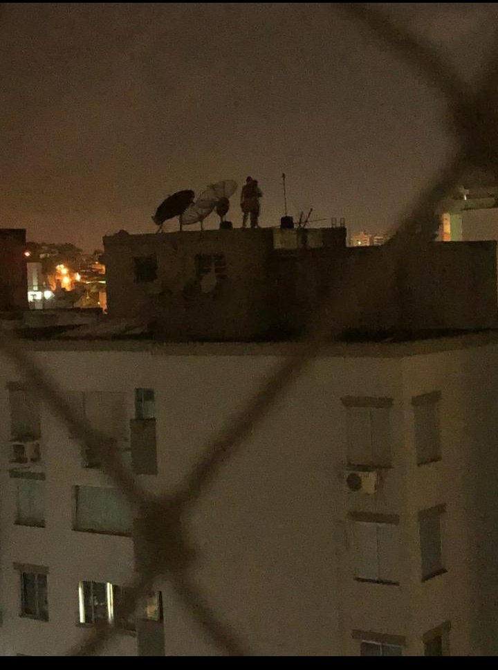 DizemquesouoTL's tweet photo. *Que Dezembro seja um mês sem tragédias* 

00:01, tem um cara de bazuca em cima  de um prédio num assalto cinematográfico em Criciúma.0 https://t.co/HYjQGVcMCQ