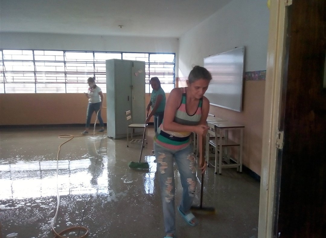 charlychaves's tweet photo. En los planteles educativos🏫 que funcionan como centro electoral para las elecciones parlamentarias🗳️ del próximo #6Dic, se realizan jornadas de desinfección y limpieza.

¡Cumpliendo con los protocolos de bioseguridad😷!
#DiciembreVictorioso
@FreddyBernal
@psuvaristobulo https://t.co/fqb3XwQ1l5