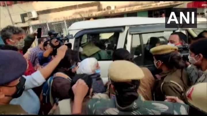 Reportage_desk's tweet photo. Delhi police has stopped #BilkisDadi from entering the protest site for extending solidarity to the farmer's protest.
#IamWithFarmers
#FarmersProtest
#DilliChallo https://t.co/5eBGtnFTxZ