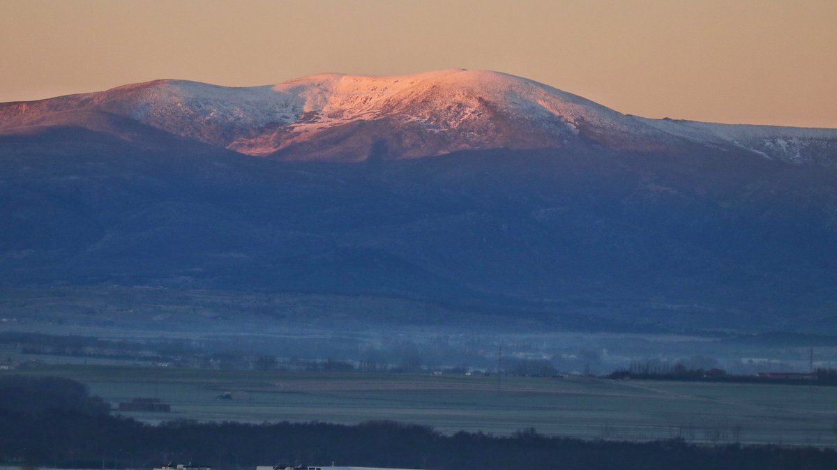Son974's tweet photo. @TiempoCyLTV #Amanece en #Avila  con la #LunaLlena y #Nieve en la #Sierra Empezamos #Diciembre2020 https://t.co/kSM8lciwqD
