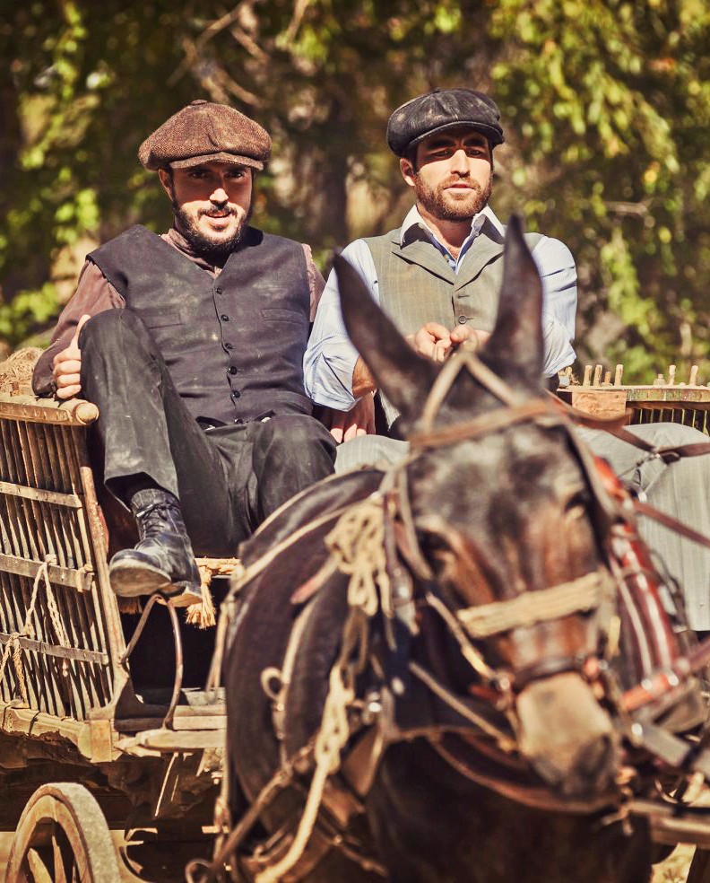 ohernandez__'s tweet photo. Ignacio y Florencio siguen haciendo de las suyas en Acacias 38.
. 
📷 @pedrovaldezate @acacias38_tve @grupoboomerang @seriesrtve @teresa_osuna_talent #UnaVita #acacias #Florencio #oscarhernandezactor #IgnacioyFlorencio #amigos #carro #caballos #ElAsuntillo #acacieros #maitiners https://t.co/iAnnUv86v5