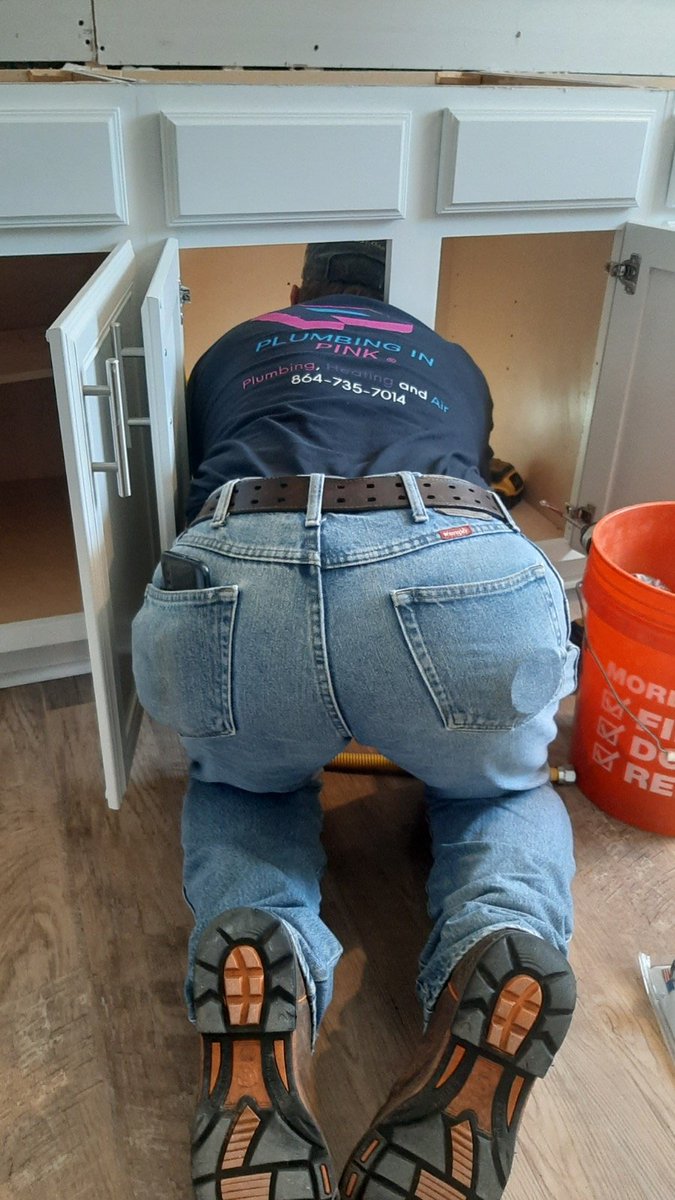DukeKizer's tweet image. Leaks under sinks are always fun to find. At least our shirts are tucked in. We know the stereotype. 
•
💥Female Owned💥
🇺🇸Veteran Owned🇺🇸
•
#yeahTHATgreenville #smallbusinessowner #Veteranowned #femaleownedbusiness 
plumbinginpink.com
Plumbing In Pink LLC