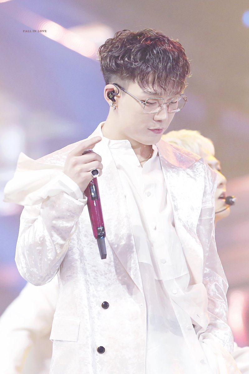 181201  #BOBBY at MMA 2018ㅡ superior looks in white suit <thread> #iKON  #아이콘  @YG_iKONIC