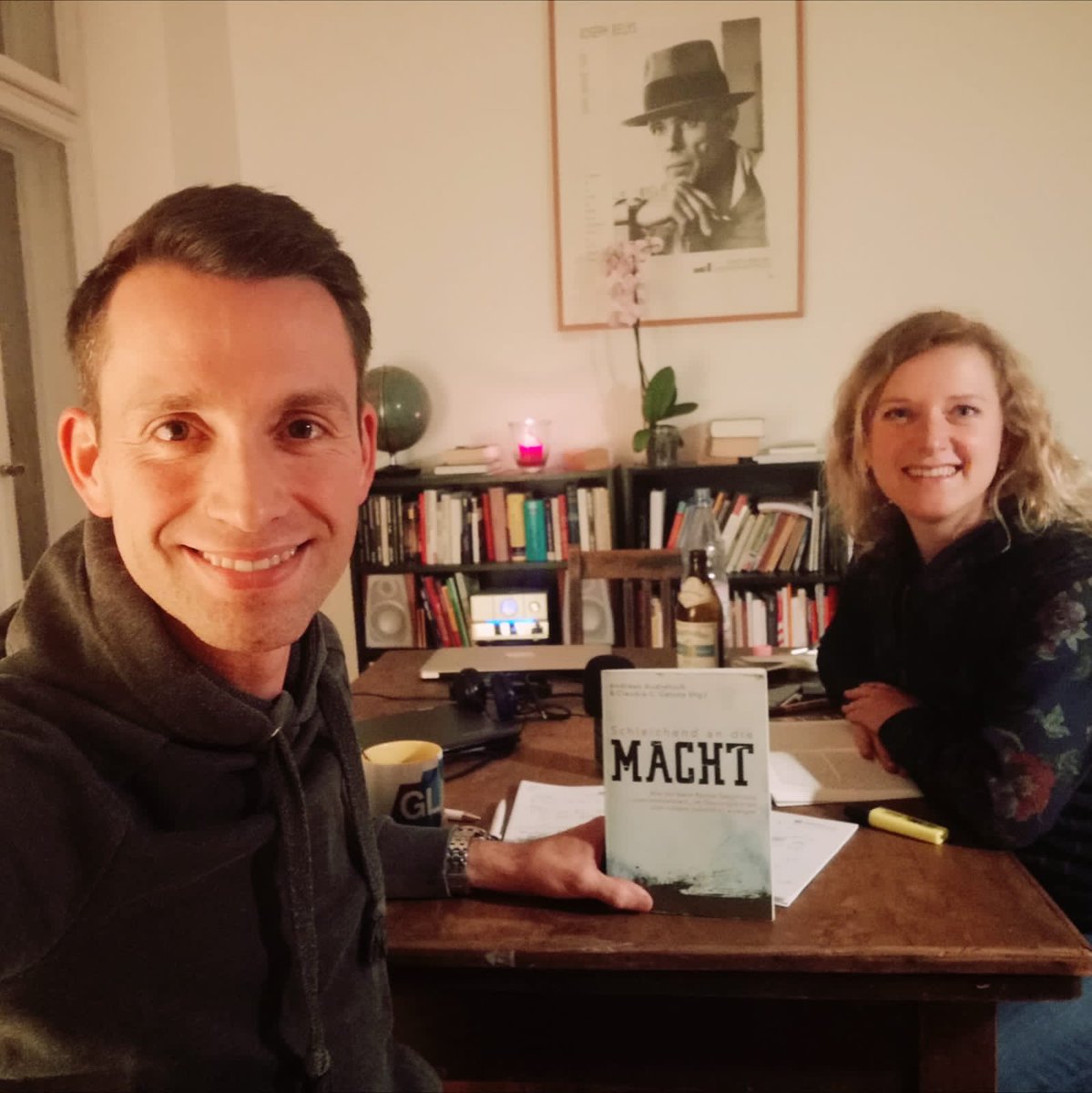 Der Podcast zu unserem Buch ist da. Zu diesem Anlass VERLOSEN wir HIER 3 Exemplare von "Schleichend an die Macht" - zur Instrumentalisierung von Geschichte durch die Neue Rechte. Teilnahme per Retweet. <a href="/dietzverlag/">Verlag J.H.W. Dietz</a>

Und zum Podcast geht's hier lang: dietz-verlag.de/isbn/978380120…