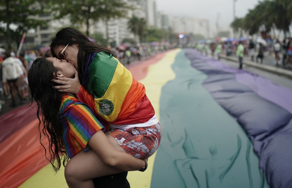 La seconde chambre du parlement suisse, le Conseil des États, adopte lui aussi le mariage pour tou.te.s !

letemps.ch/suisse/parleme…