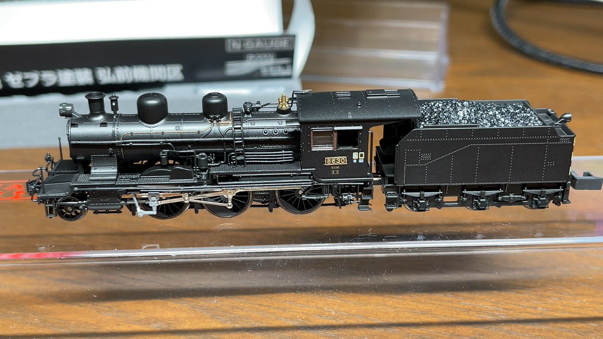 3両目のゼブラ塗装の機関車が来た。KATO京都駅店限定8630ゼブラ。#N
