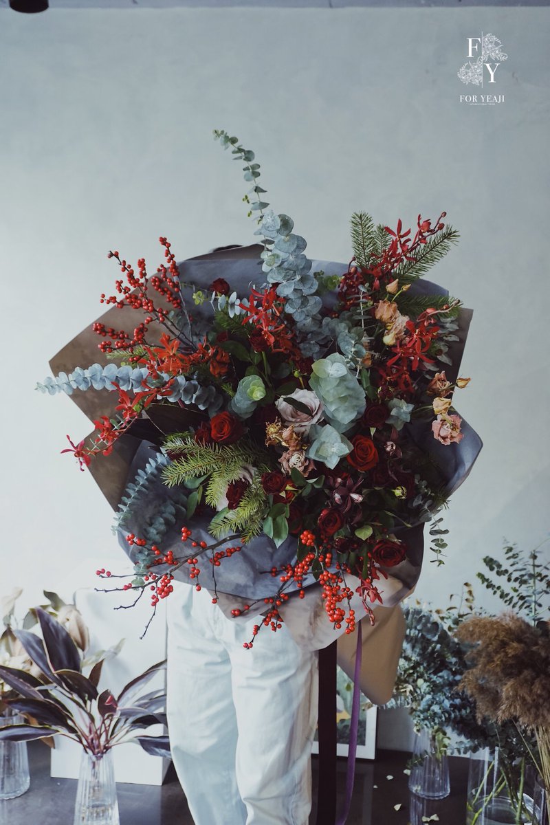 From our hearts to yours;
Congratulations Actress #SeoYeaJi for winning ‘Best Artist’ award and ‘Hot Issue’ award at Asia Artist Awards 2020! 💗

We are all so incredibly proud of you. We hope you'll love our gift 🥰

<a href="/SEOYEAJIHK/">SEOYEAJIHONGKONG</a> @SeoYeaJi_Indo @seoyeajiworld 

#서예지 #徐睿知