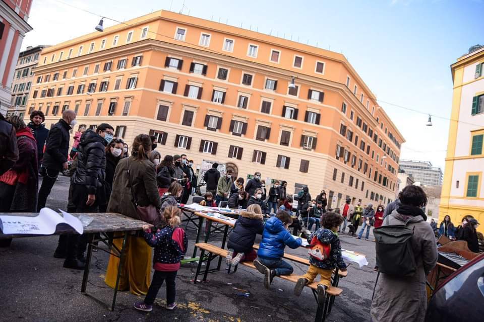 "Questa Piazza è ancora nostra!" segui la diretta da Piazza dei Sanniti a sostegno del <a href="/CinemaPalazzo/">Nuovo Cinema Palazzo</a> a cura di <a href="/Radiondarossa/">Radio Onda Rossa</a> anche su radiosonar.net