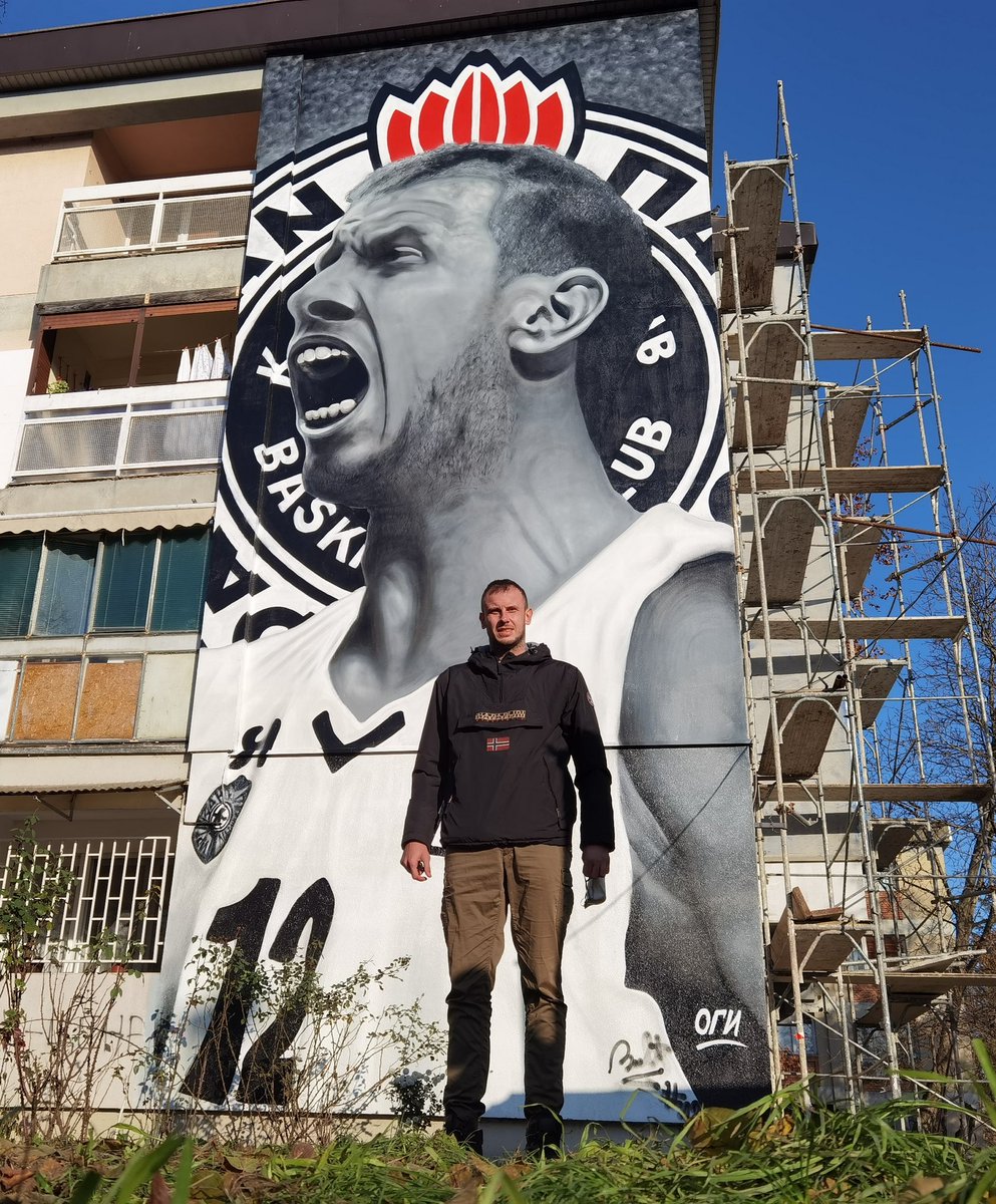 Mural navijača Partizana za kapitena @NovicaV12 💪💪💪

12 metara visoka slika krasi zgradu u Padinskoj skeli! 🏴🏳️🏴🏳️🏴🏳️🏴

Hvala 🖤

#KKPartizan