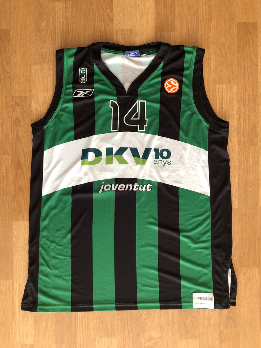 ElPenyArmari's tweet photo. Doncs a banda de recordar-lo com un jugador súper classe, el @jjagla45 ocupa un lloc molt especial dins el meu cor 💚🖤 i la meua col•lecció de la @Penya1930 🥰 amb aquesta samarreta única (la de la 📸🤣), homenatge als 10 anys amb @DKVSeguros i en suport de @Sonrisasdbombay 🙌🏻 https://t.co/719PQo9eLJ