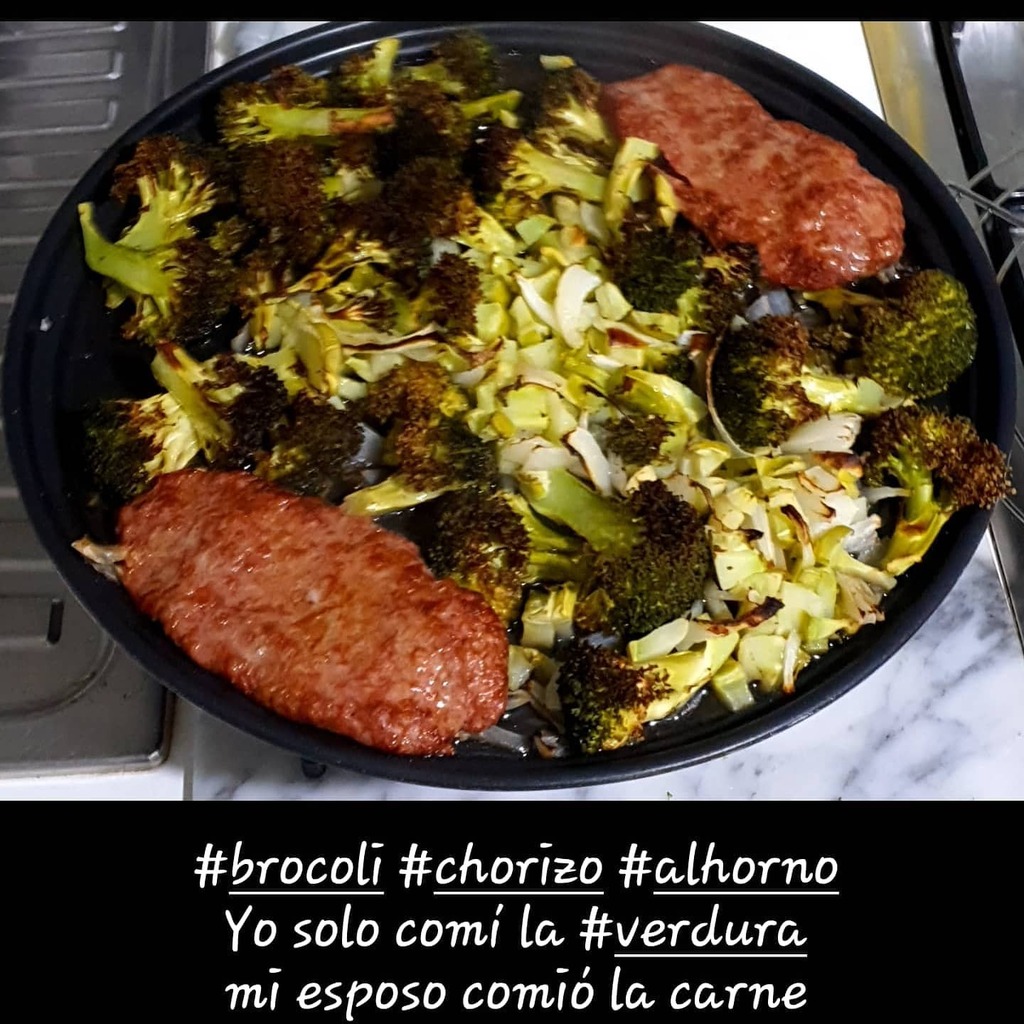 #brocoli #chorizo #alhorno . Yo solo comí la #verdura , mi esposo comió la #carne
.
.
.
.
.
.
#cenaencasa #homedinner #dinnerathome #cenaacasa #cenaacasamia #ideasparacenar #carneyverduras instagr.am/p/CIQQ5ozn0Hm/