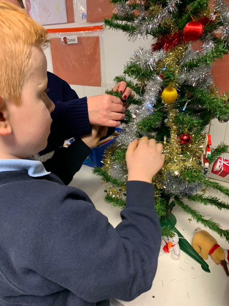 NickiLcr's tweet photo. Getting in the Christmas spirit 🎄! 
We decorated our tree today and practised listening &amp; talking about lots of new vocabulary😁⭐️! 
@LangfauldsPS @MrsMonaghanADHT #ChristmasIsComing https://t.co/MWtwOm00BL