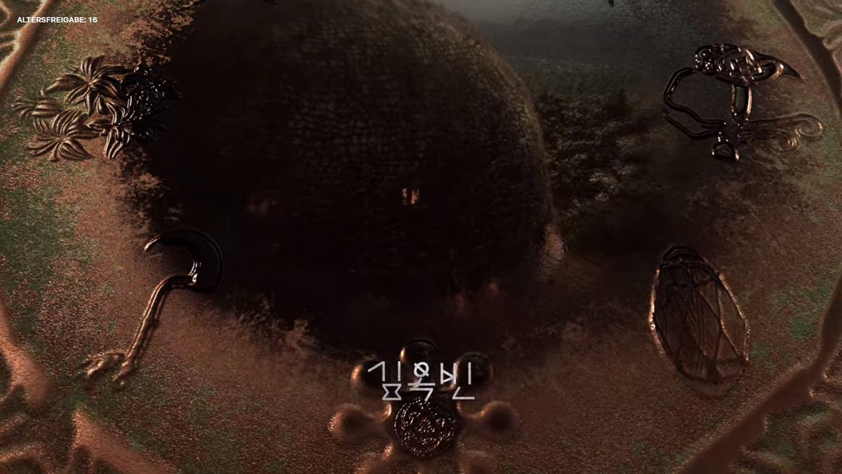 3) The mirror (continued)The object from the AC intro looks like one of the bronze mirros, or not? Most interestingly, in the middle it reflects different places of Arthdal - like a mirror. You can't tell me all that is a coincidence  #ArthdalChronicles