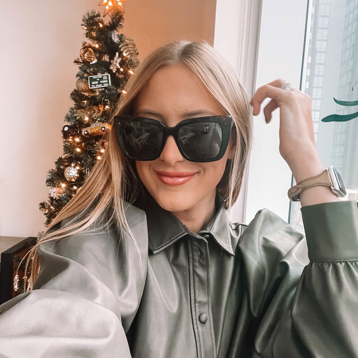 Add a dash of Lizzy to kick off the holiday season! Select frames are now up to 75% off, but not for long🎄 Get this and more of your faves for as low as $25 for a very limited time 🎁