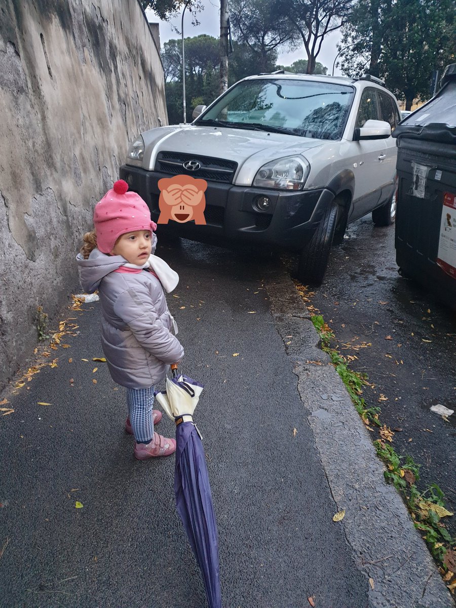 Gazebike's tweet photo. "Papà qui NO" e quella faccetta spaesata che dice tutto.! 
campione del mondo di sosta @malasosta @PLRomaCapitale @VIVINSTRADA che dire? https://t.co/GetjwctGkL