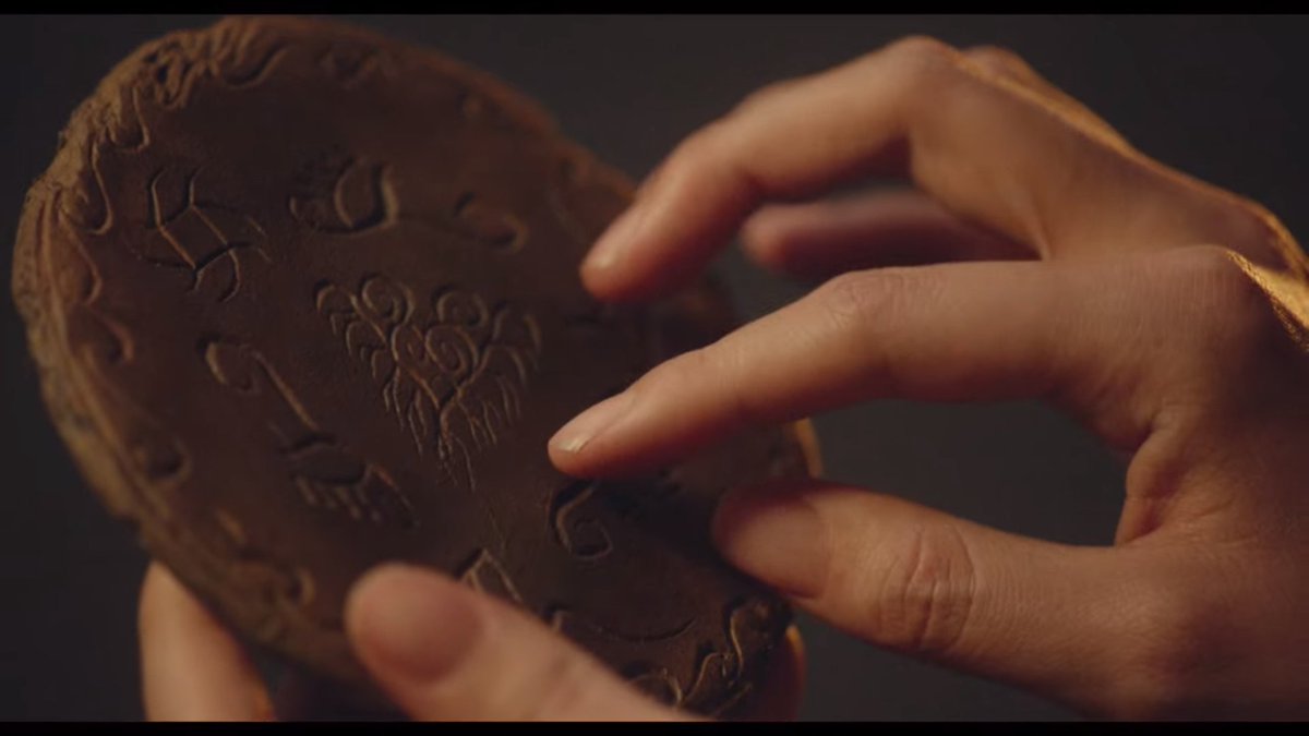 Side note: That object could also be the byeoldaya (remember the stone disk that held the secret to finding Asa Sin's star bell?) But as I'll elaborate later, I think it makes more sense if it's the mirror b/c of the 8 symbols we can see embedded in the object #ArthdalChronicles