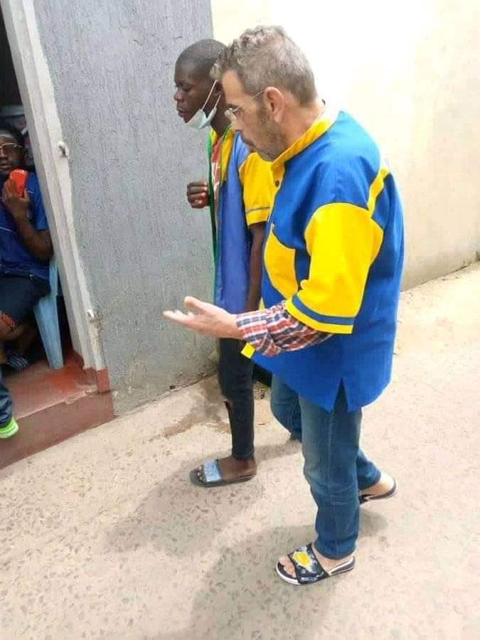LithoLeja's tweet photo. Le stupide #Stoupis, hier utilisé par le @FCC_RDC pour nuire à Moise Katumbi, aujourd’hui il paie seul les conséquences de ce lui faisait faire. Tel un citron après avoir sucer de son jus, on le jette à la poubelle. https://t.co/QZfnx0td0T